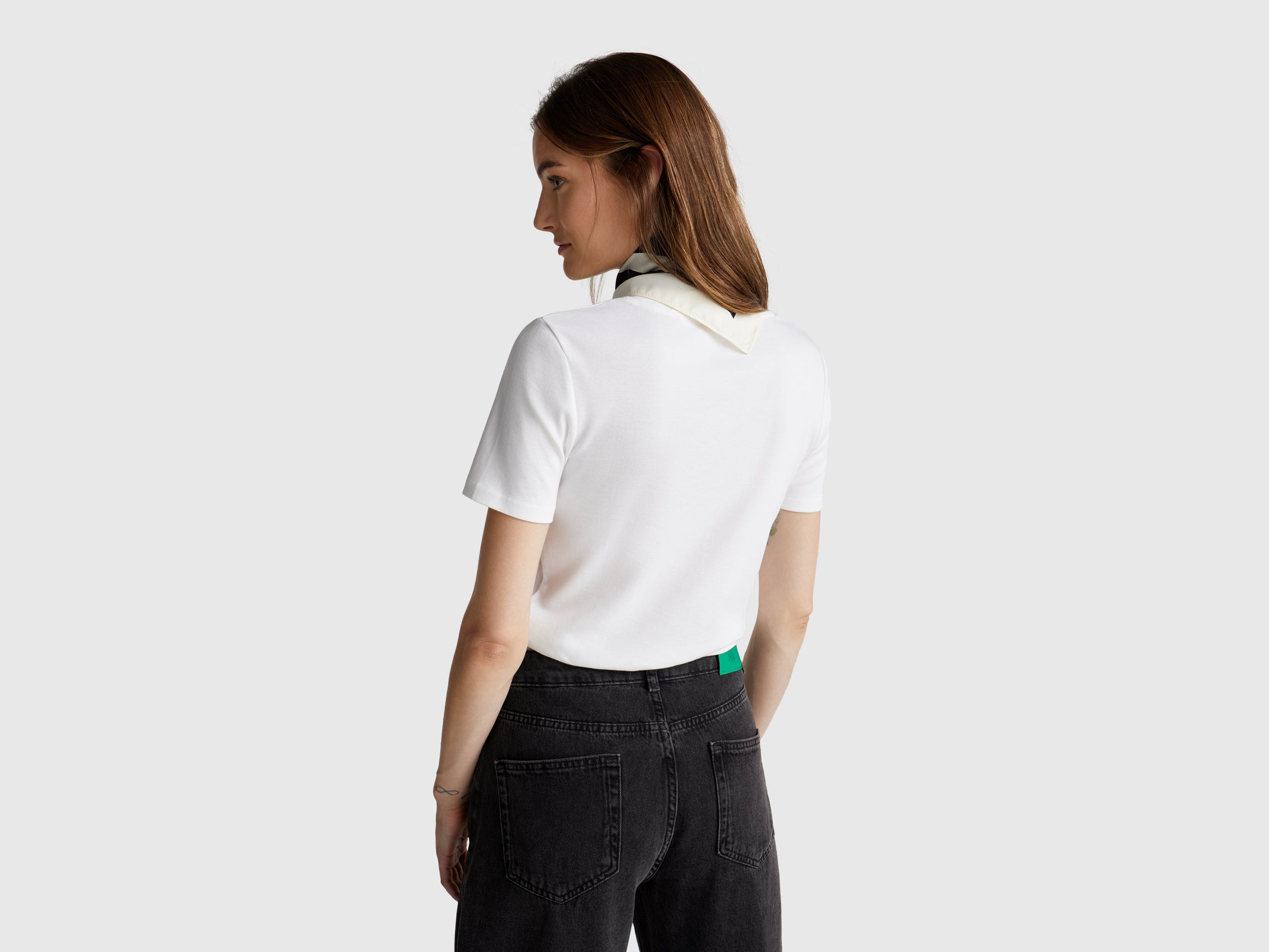 T-shirt em algodão puro com decote em V - ucb_image_B