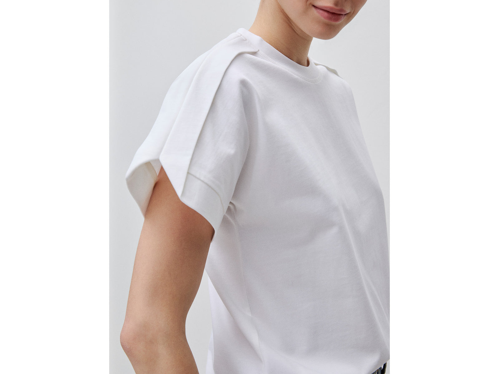T-shirt with pleat on the shoulders