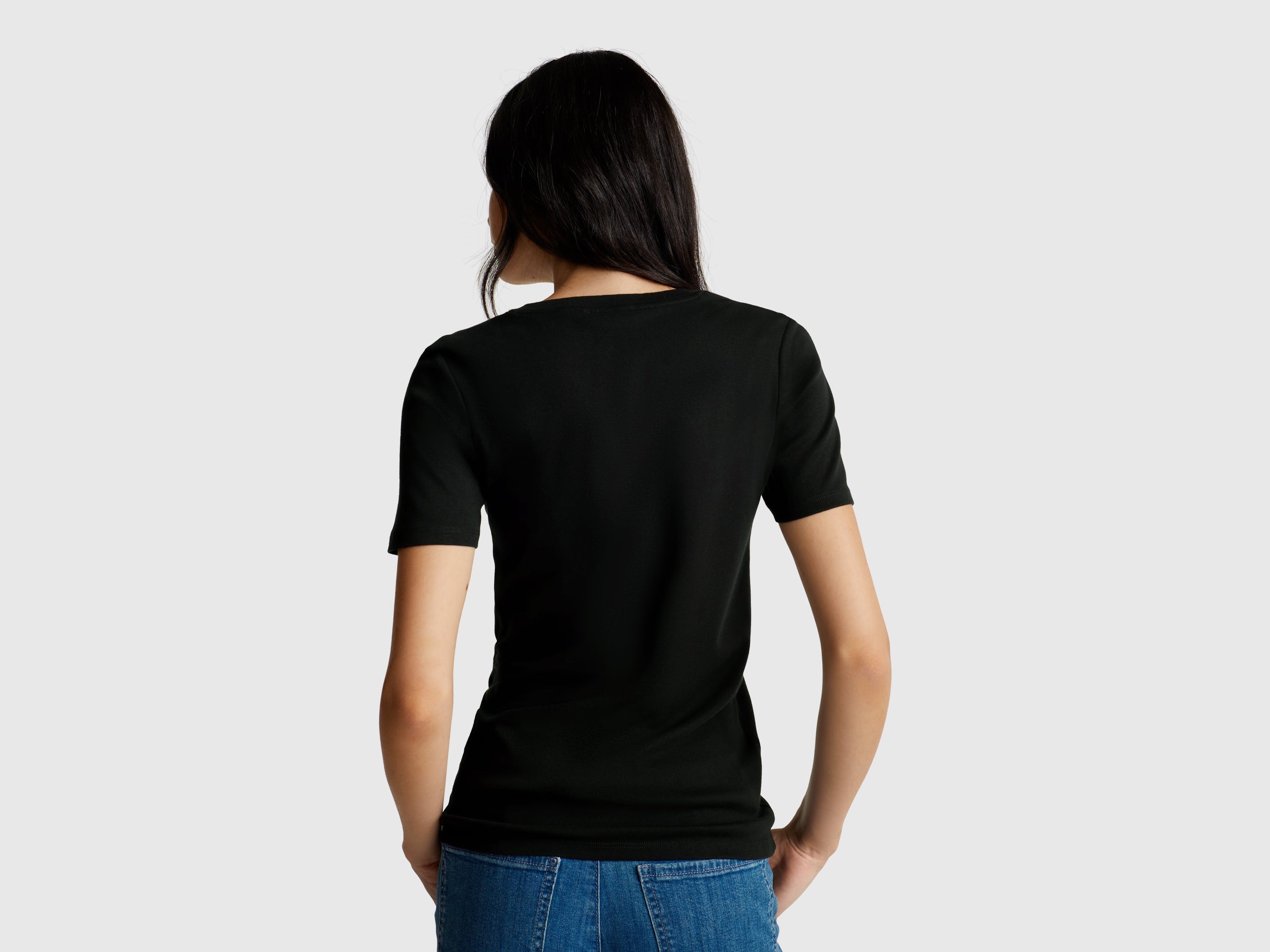 T-shirt em algodão puro com decote em V - ucb_image_B